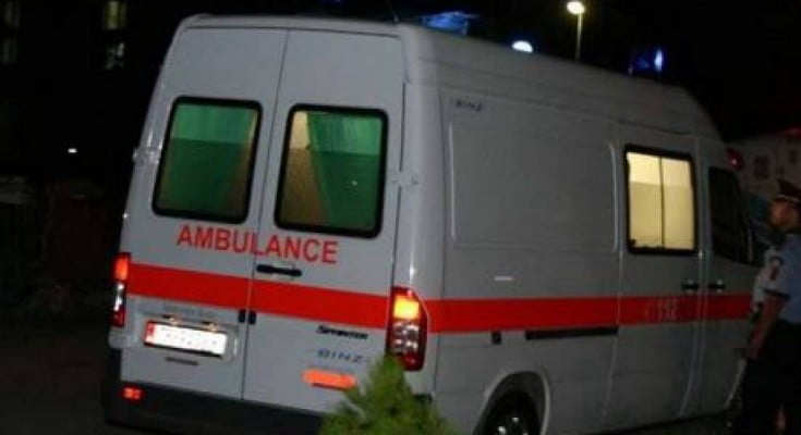 Rrëzohet nga 3 metra lartësi 11-vjeçari në Gjirokastër, niset me urgjencë drejt Traumës në Tiranë ambulanca 7