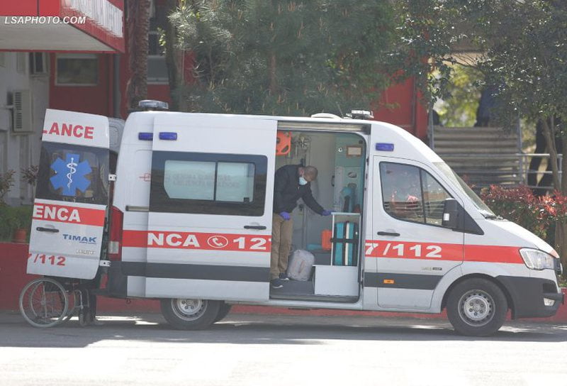 4 humbje jete në 24 orët e fundit, Ministria e Shëndetësisë: Mbi 700 raste të reja me Covid ambulance