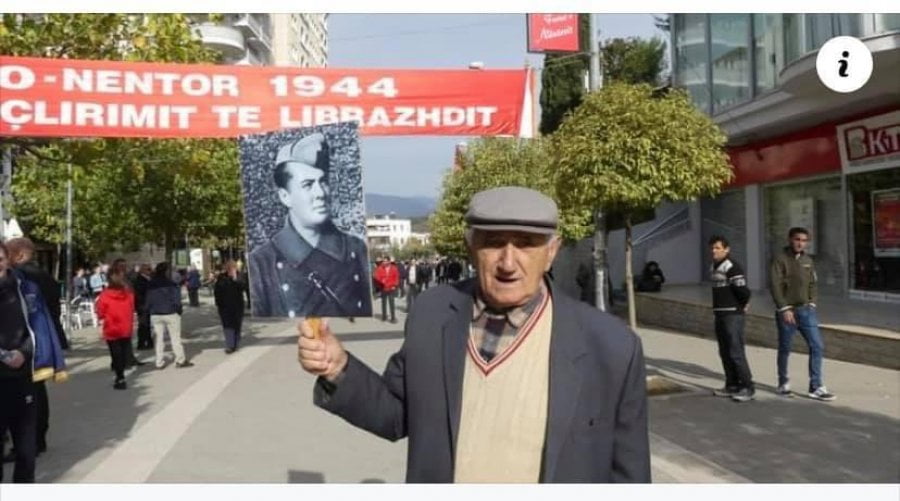 PD merr pjesë në ceremoninë me fotot e Enver Hoxhës dhe lulet e PKSH 4 auto Librazhd11636563353