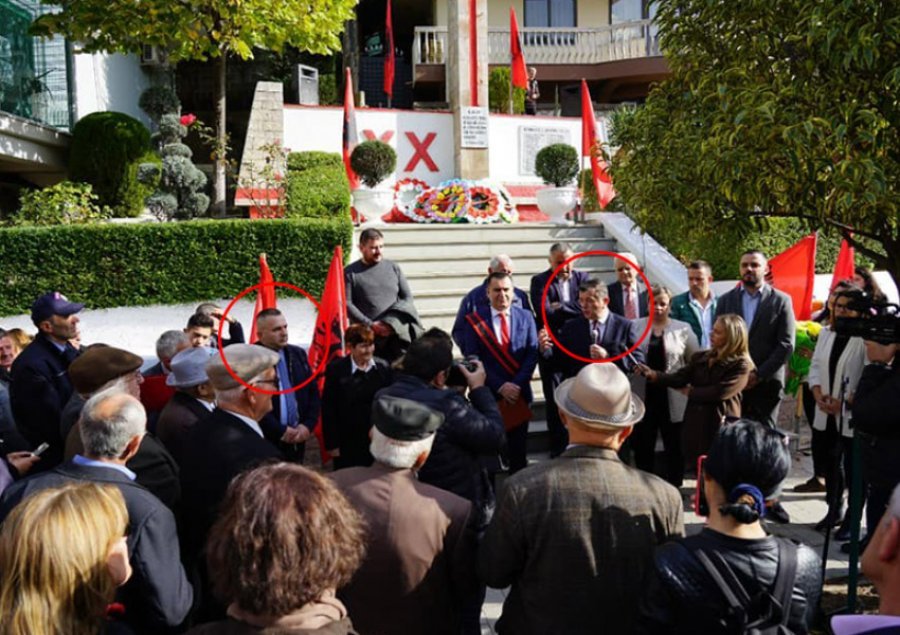 PD merr pjesë në ceremoninë me fotot e Enver Hoxhës dhe lulet e PKSH 1 auto foto11636563354
