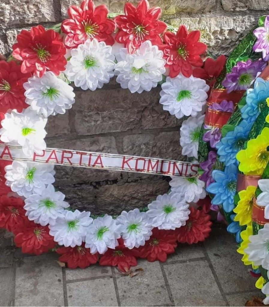PD merr pjesë në ceremoninë me fotot e Enver Hoxhës dhe lulet e PKSH 3 auto librazhd1636563353 897x1024 1