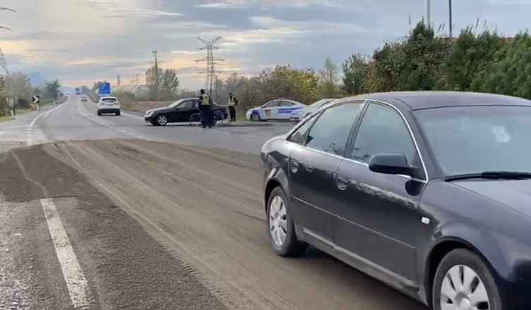 Skandali/ Rruga kombëtare mbushet me rërë, policia bën thirrje për kujdes autostrada