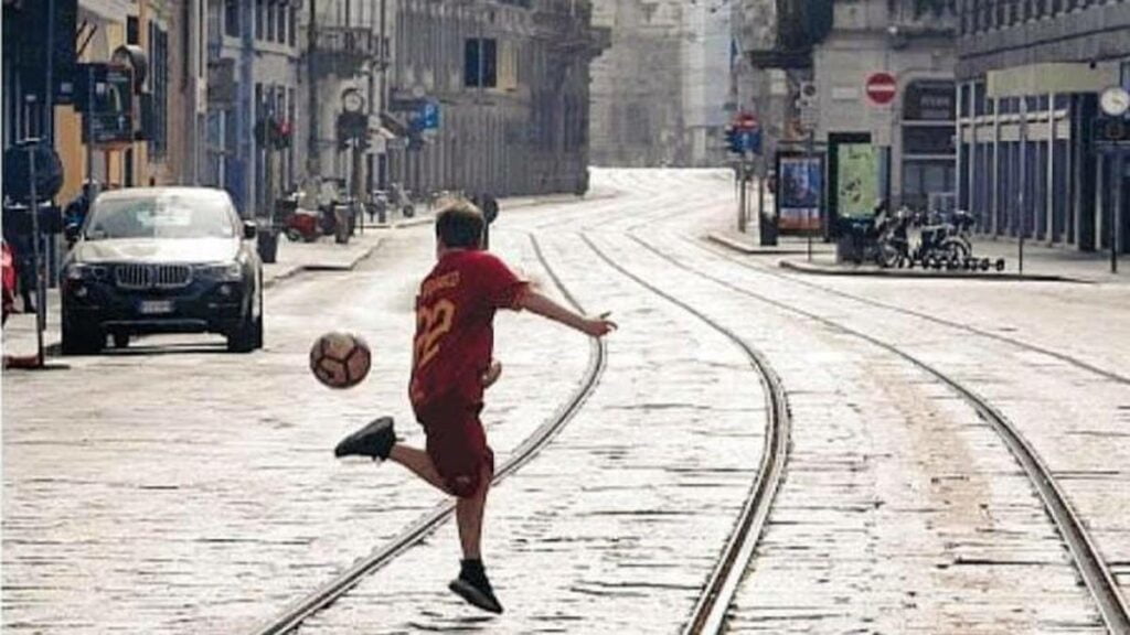Kryebashkiaku italian ndalon lojën me top në shesh: Prishin dekorin bambino gioca a pallone in strada 1024x576 1