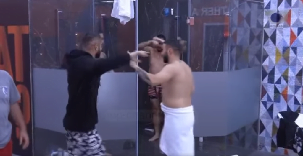 Djemtë e Big Brother Vip kërcejnë në dush biig brother