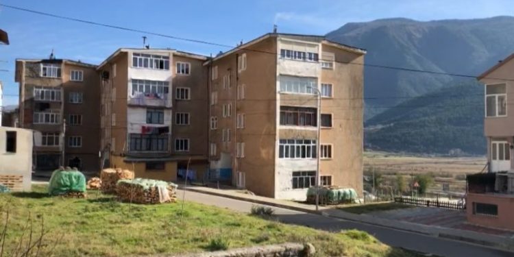 Tërmetet/Nënprefekti: Banorët s’do lejohen të futen në pallatin që rrezikon shembje në Bulqizë bulqize 750x375 1