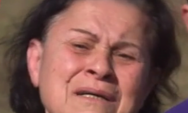 Protesta në Shkozë, e moshuara me lot në sy: Do marr thikën ose do pi ilaç miu e mohuara