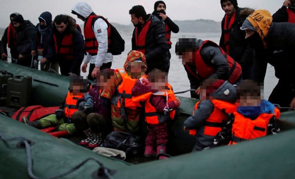Përmbyset gomonia me emigrantë që ishte nisur drejt Anglisë, mediat franceze: 27 viktima emigrante