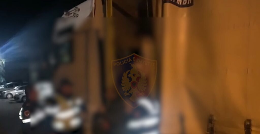 U kap duke transportuar 83 emigrantë të paligjshëm, një në pranga emigrante paligjshem