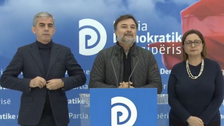 Uroi festën e Pavarësisë me foton e diktatorit, Alibeaj: Të merren masa për deputetin Çela! Do propozojmë paketë ligjore për dekomunistizimin ewrtretyt 770x436 1