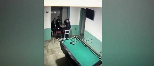 Me kallashnikov në dorë, 3 persona të maskuar terrorizojnë të rinjtë në një lokal në Lezhë, asnjë denoncim në polici gert