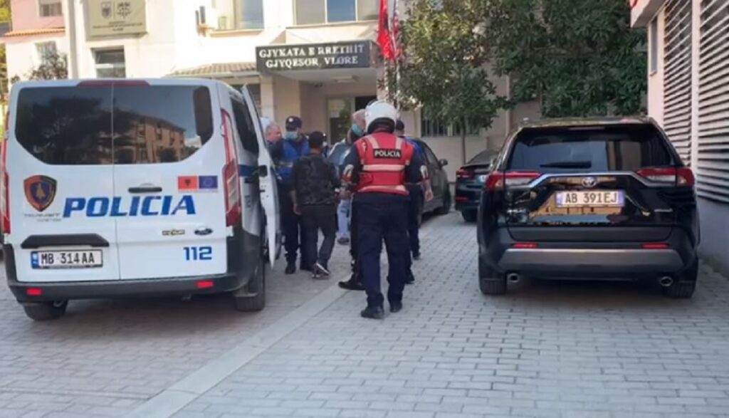 Burrë e grua, rrihen për gjellën në Tiranë. Në ndjekje 79-vjeçari xheloz dhe bashkëshortja 71 vjeç e cila e qëlloi me thikë gjykata vlore
