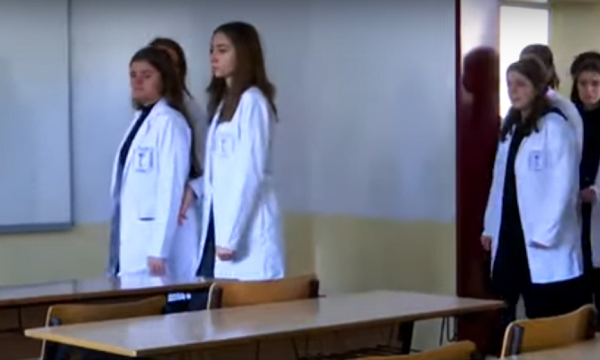 Kosovë/ Nxënësit shpërthejnë në lot kur kthehen në klasë pa shoqen e shokun që u vranë klasa 600x360 1