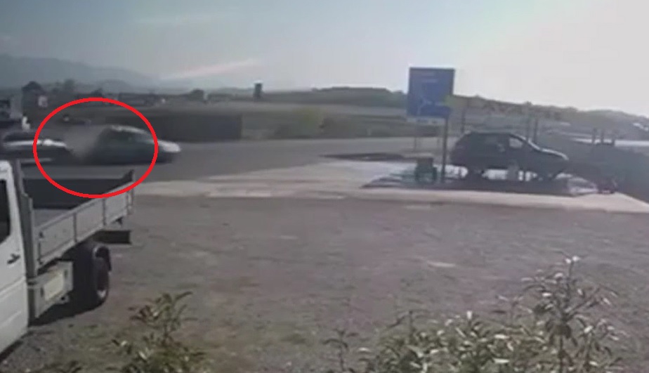 Publikohen pamjet nga aksidenti tragjik në Koplik, momenti kur Mercedesi luksoz përplas Volkswagen kopliks aksident