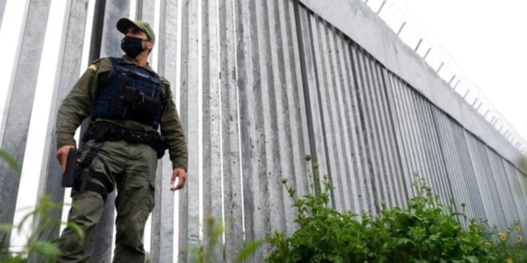 ”Çdo natë na pret një taksi”, emigrantët ngrenë çadrat 300 m larg kufirit me Shqipërinë kufi 750x375 1