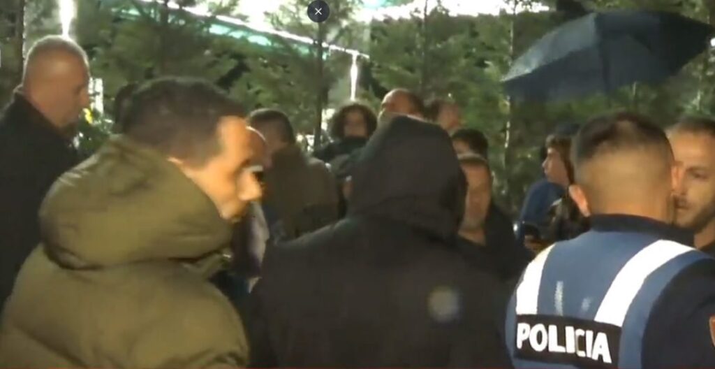 Laprakë/ Policia përplaset me banorët, tenton t’i shpërndajë me dhunë (video) laprake