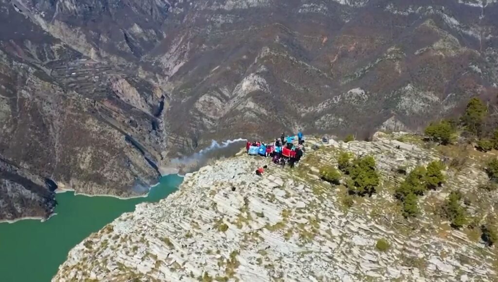 Rama shpërndan videon nga destinacioni më i ri turistik i Pukës që ka pritur me mijëra vizitorë maja e murages puke