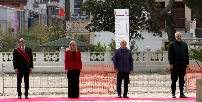 Vlorë/ Meta nuk flet me Ramën, Kryeministri nuk flet me Lelin, por i bashkon dashuria për atdheun ngrihet flamuri ne vlore 770x389 1