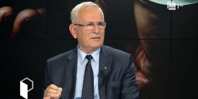 Vrasja në Laç, drejtori i krimeve: Po punohet në disa pista, kryesisht dyshohet për hakmarrje osif Shtembari drejtori i Krimeve ne Policine e Shtetit