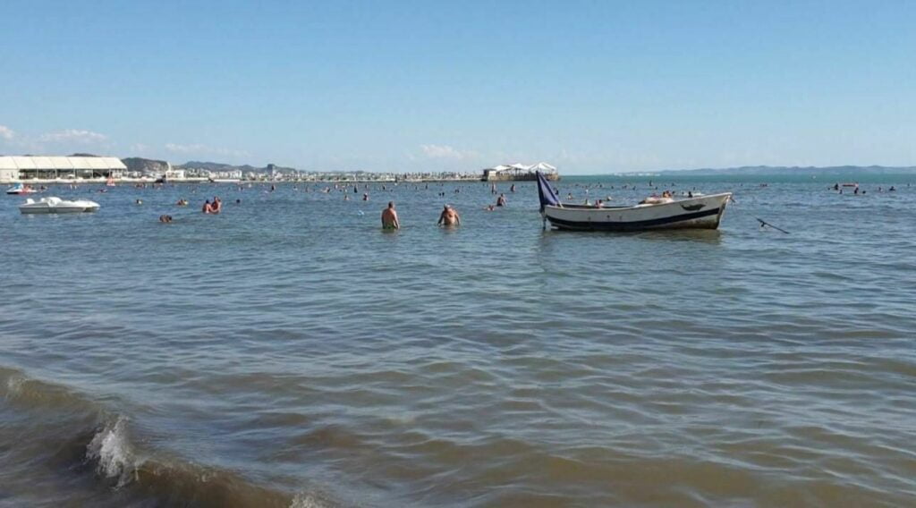 Plazh në nëntor/ Temperaturat e pazakonta, qytetarët iu rikthyen bregdetit plazh nentor