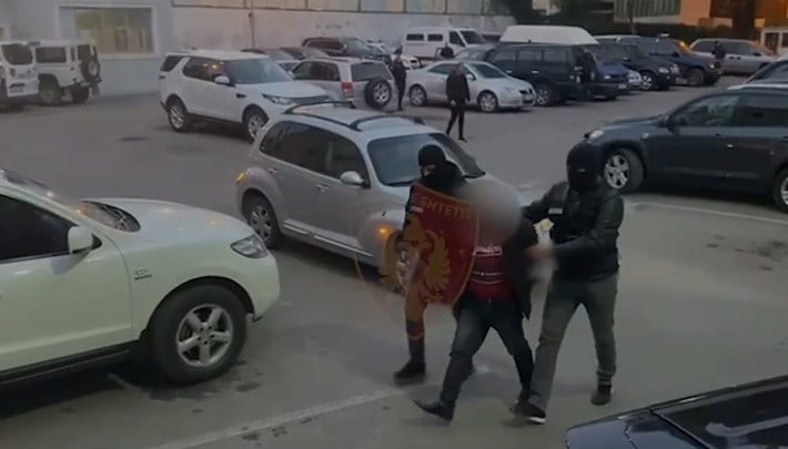 Klientët i priste në stacione autobusësh që të mos binte në sy, kapet 39-vjeçari që shpërndante lëndë narkotike policia 2