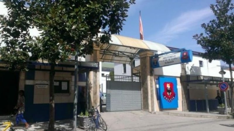 Elbasan/ Arrestohet 18-vjeçari që qarkullonte me ‘Jaguar’, pas kontrollit në makinë iu gjetën… policia elbasan