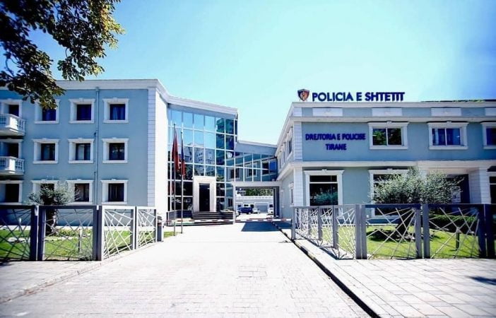 Po transportonin emigrantë të paligjshëm, arrestohet 18-vjeçari, shpallet në kërkim bashkëpunëtori policie 702x450 1