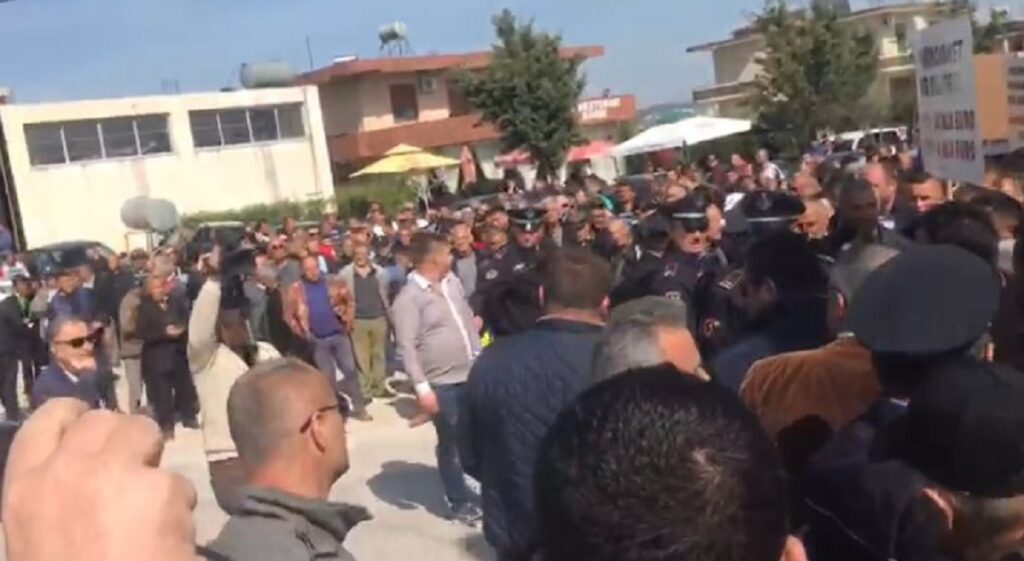 Pesë të proceduar për protestën e fermerëve në Lushnje: Bllokuan qarkullimin protesta lushnje
