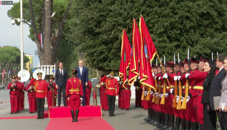 Rama pret në një ceremoni zyrtare kryeministrin e Holandës Mark Rutte rama holandezi 770x440 1