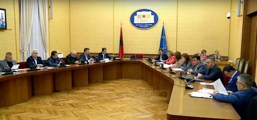 Shtyhen punimet për Komisionin e Reformës Zgjedhore, PS dhe PD nuk bien dakord reforma