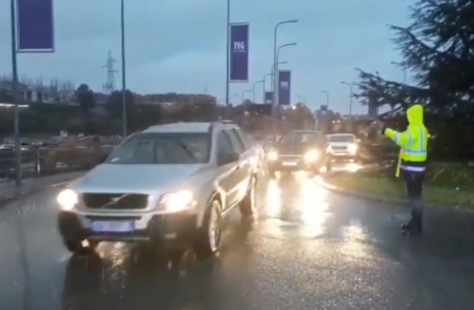 Moti i keq/ Policia apel shoferëve: Qarkulloni me shpejtësi të ulët dhe mos bëni parakalime të gabuara, kujdes në… retryrt 686x450 1