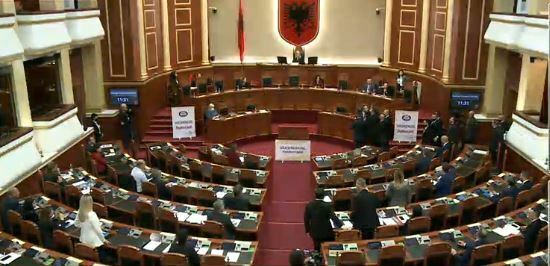 Ndërpritet seanca/ Salianji përplaset me Braçen: Deputeti i PS i afrohet, ndërhyn garda… salianjiii