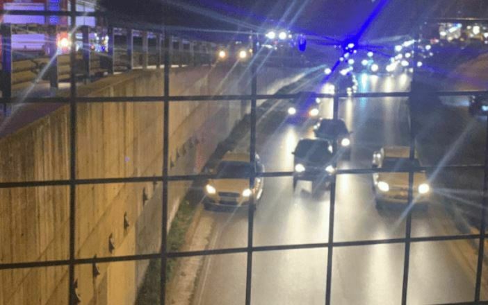 Mjeti humb kontrollin dhe përplaset me bordurën anësore, plagosen dy persona në Sauk (Video) sauk