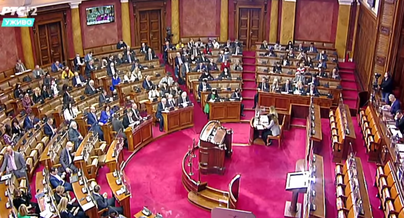 Video/ Deputeti citon vargjet e Himnit të Flamurit të Shqipërisë në mes të Kuvendit të Serbisë shaip kamberi