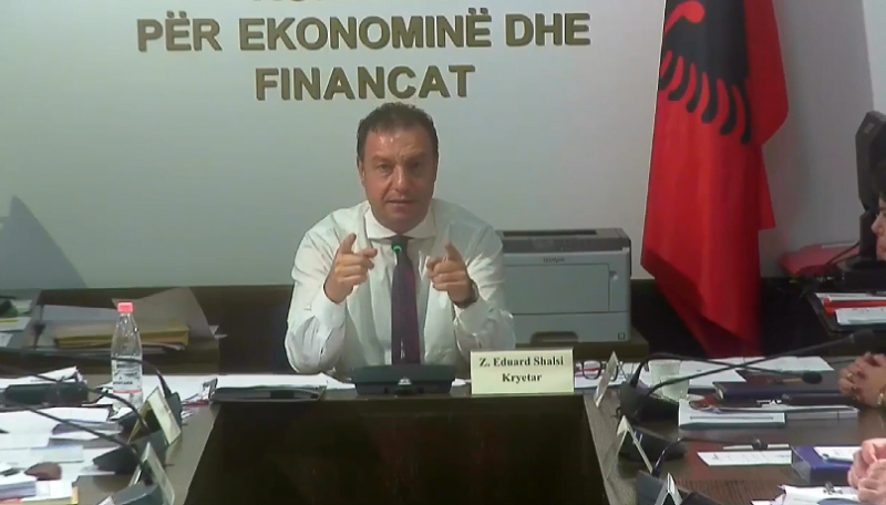 Eduard Shalsi ngatërron mbiemrin e kolegut në Komision, deputeti: Jam Gjini, Frroku është në… shalsi