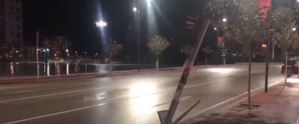 “Alfa Romeo” godet semaforin në Fier, shtylla mbajtëse i bie këmbësorit sipër shtylle aksident
