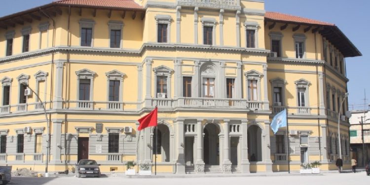 Arrestohet Shefi i Urbanistikës në Bashkinë e Vlorës, në pranga dhe dy zyrtarë të tjerë unnamed file