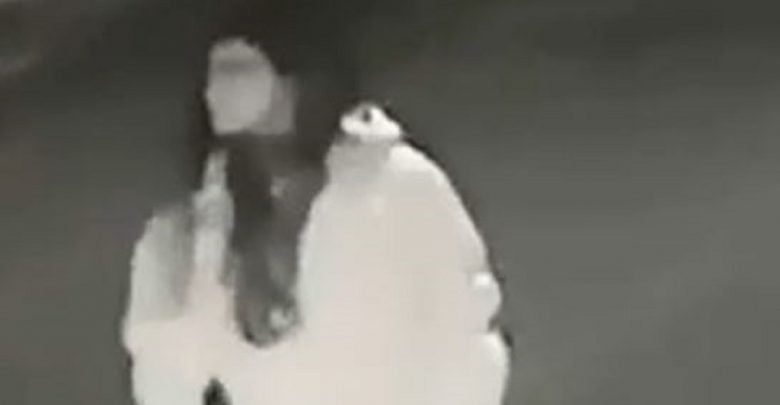 Me armë dhe me maskë, vajza e re del natën rrugëve dhe tmerron banorët e Lezhës vajza ne lezhe 780x405 1