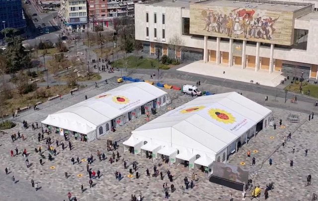 Hiqet më 25 nëntor çadra në sheshin “Skënderbej”, vaksinimi në qendrat shëndetësore vaksinimi sheshi