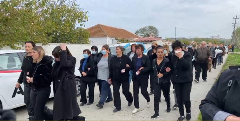 I jepet lamtumira e fundit Mateos/ Qindra njerëz në ceremoni, 8-vjeçari përcillet në banesën e fundit varrimi i 8 vjecarit 770x388 1