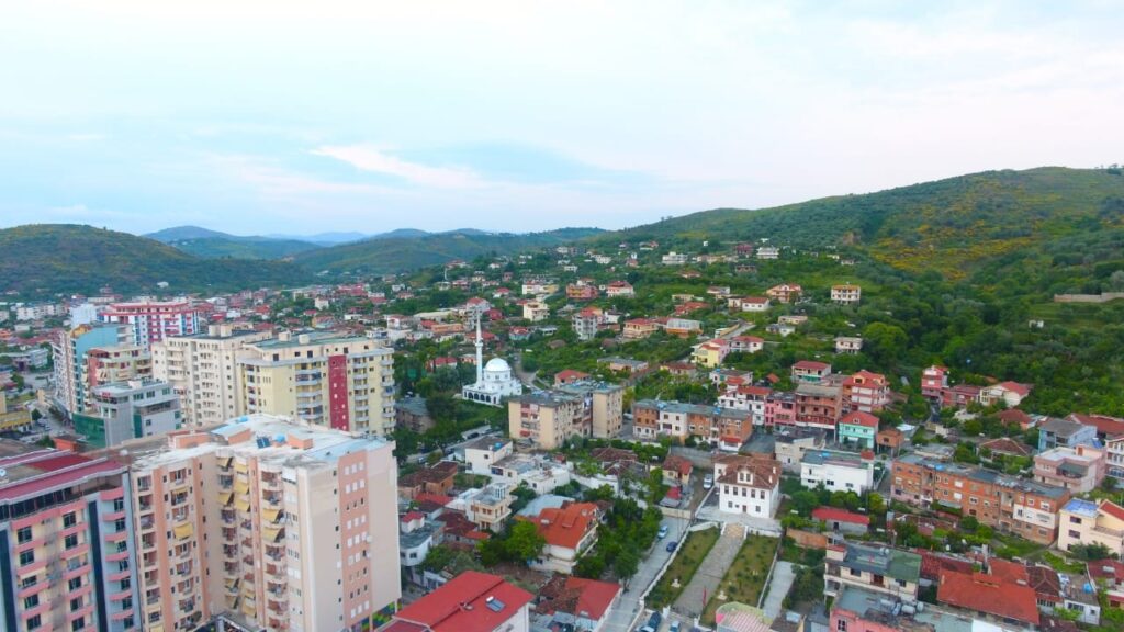 Sulmohet xhamia në Lushnje, policia në kërkim të autorit dhe shkakut xhamialushnje