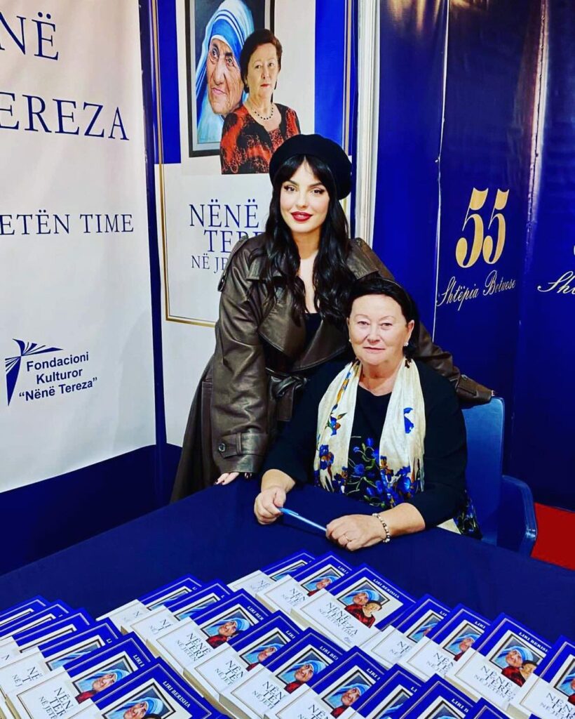 Shkëlzen Berisha publikon foton, Armina pozon krah nënës së tij zeni.berisha 258183026 368693565004626 5544556489911544351 n