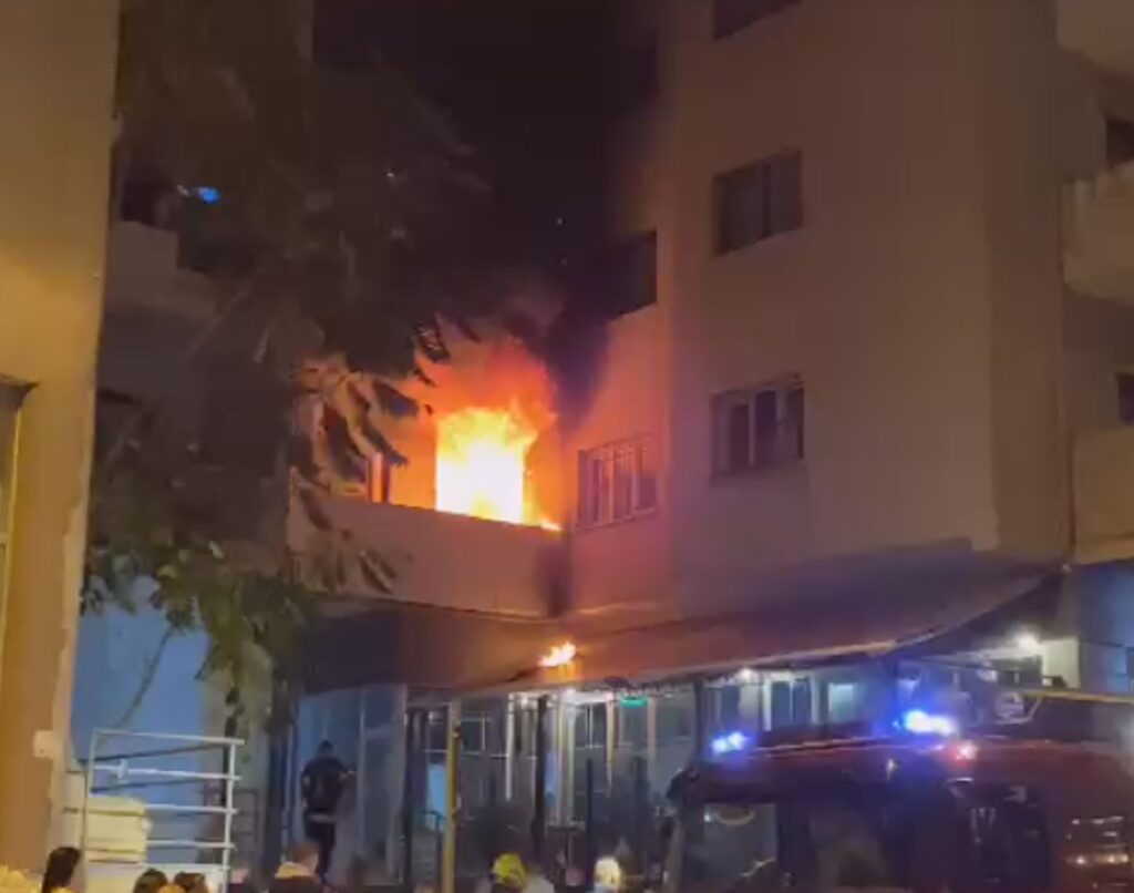 Zjarri në pallat në Tiranë, banorja: Vinte era gaz gjithë ditën zjarri pallat ffff