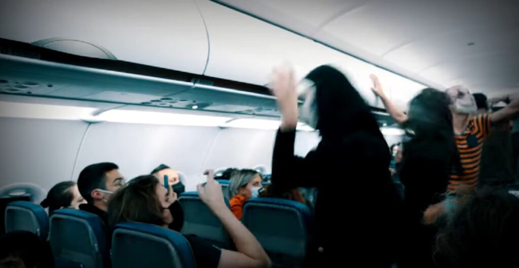 VIDEO-“Zombit” kërcejnë në bordin e avionit në Milano zombie