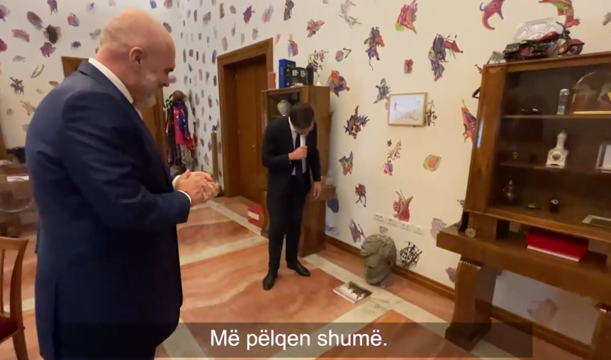 Kryeministri i Holandës habitet nga zyra e Ramës, nga busti i Lincoln që lexon “Twitter”-in e Trump te pikturat dhe letra e Papa Françeskut zyra rames office