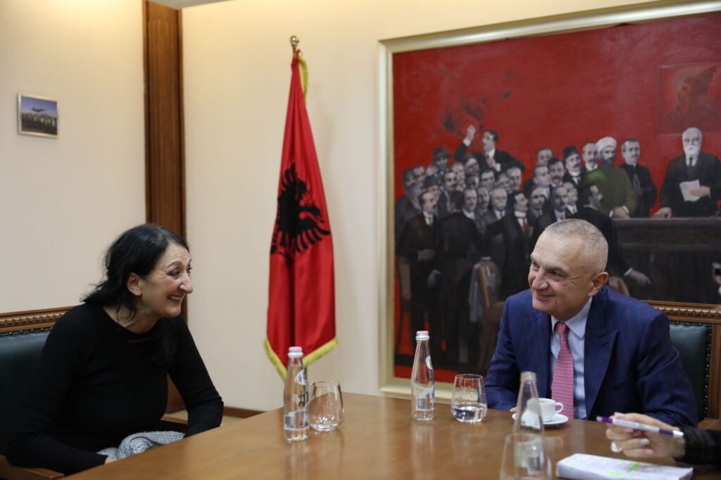 Meta pret artisten Anna Stratigò: Ambasadore e vërtetë e kulturës arbëreshe në botë 264708433 446929713468936 1980808177274073479 n