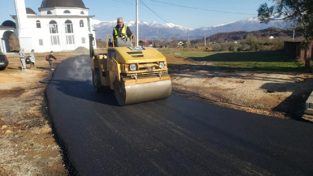 Mat: Nga Komsia nis asfaltimi dhe ndërtimi i qendrave publike në Njësitë Administrative (Foto) 2 3 3