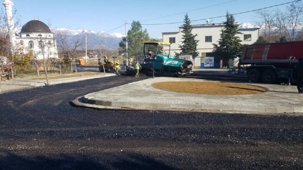 Mat: Nga Komsia nis asfaltimi dhe ndërtimi i qendrave publike në Njësitë Administrative (Foto) 4 3