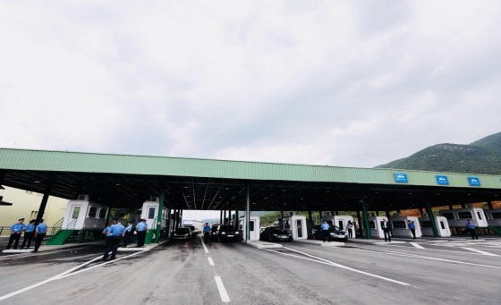 Covid-19/ Personel mjekësor në Pikën Kufitare të Morinës për të verifikuar certifikatat e vaksinimit 560 341 f7a63fb95026621f983b0277e4d592f8 1