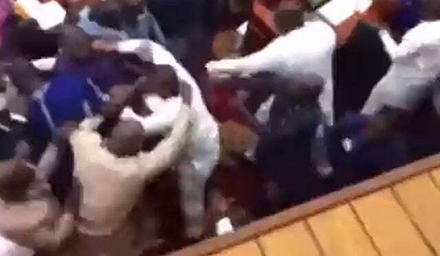 Video/ Grushte dhe përleshje në parlament, deputetët rrihen për taksat 640 0 4eac7ac4 1ad6 4d34 82ec 52b2d37399d5 1640103265 1