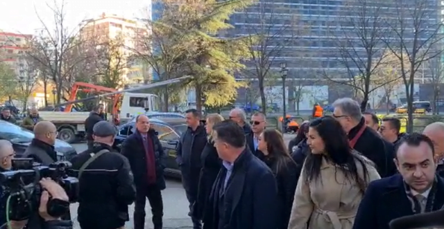 Komisioni i Rithemelimit mbërrin në selinë blu, mungon Berisha, ja thirrja për Bashën 640 0 61c463886ed41